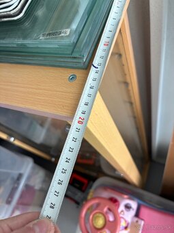 Predám vitrínu zo sklenenými poličkámy - 4