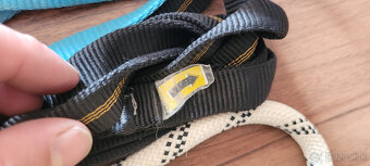 používané slučky Petzl, SR, Beal + dve oceľové karabíny - 4