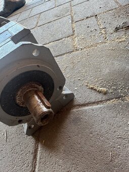 Motor s prevodovkou - 4