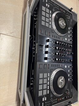 Mix pult Allen & Heath QU32 a DJ konzola Numark NS7 ii - 4