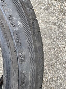 255/40R19 - 4