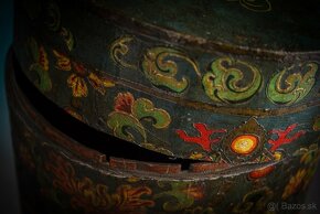 Predám Unikátna, ručne maľovaná drevená nádoba z Tibetu - 4