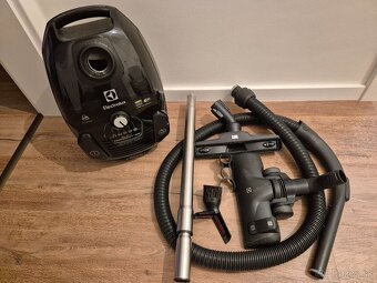 Tichý a úsporný vysávač Electrolux SilentPerformer Green - 4