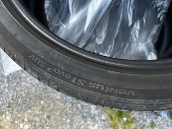 285/35R22 - 4