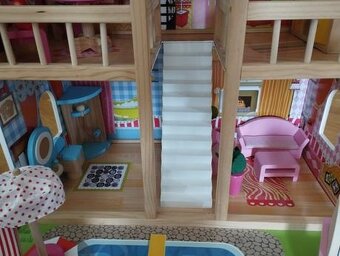 Svietiaci drevený domček s príslušnstvom - 4