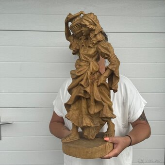 Velká socha dřevená ruční práce Samaritánka se džbánem - 4