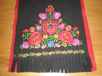 Ľudový, ručne vyšívaný koberček - 4