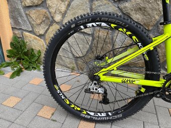 Kellys Whip 10, helma a chrániče - 4