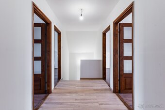 RD s garážou, gazdovský dom, pozemok 2390 m2 - MÉRA - 4
