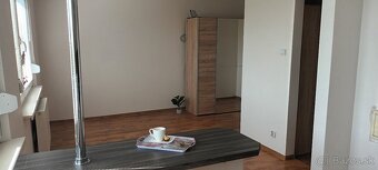 Prerobený jedenizbový byt v centre mesta, čiastočne zariaden - 4