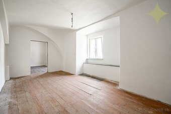 ►Veľký Apartmán 3+1izb. so záhradou a chatkou v hist. budove - 4