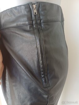 Čierne zateplené nohavice s imitáciou kože - 4