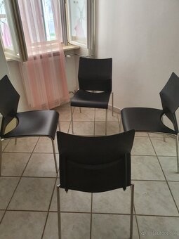3 ks čierne plastové stolicky - 4