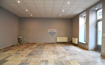 Na predaj jedinečná budova v meste Lučenec - 4