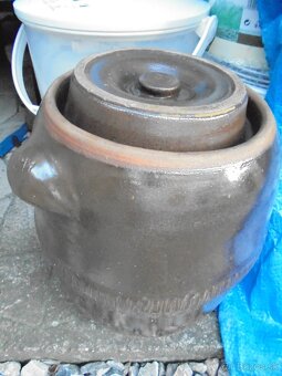 Predám rádio, súdok, kufríky - 4