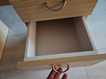 Predám detský písací stôl so sklom. Cfna 15€. BA. - 4