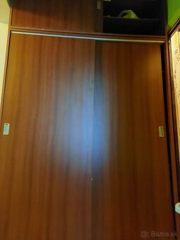 Darujem za odvoz - skrine, písací stôl, válendy - 4