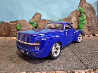 Prodam model 1:18 chevrolet SSR - 4