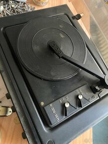 Starý nefunkční gramofón - 4