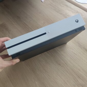 Xbox One S 1TB + Ovladač - 4