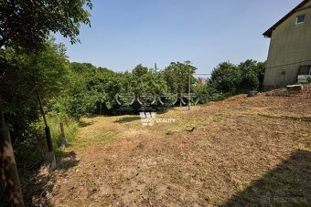 Na predaj: Jedinečný stavebný pozemok so starším rodinným do - 4