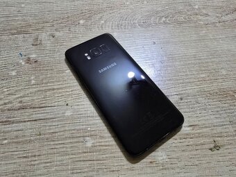 Samsung S8 v super stave ma len velmi jemne znamky pouzivani - 4