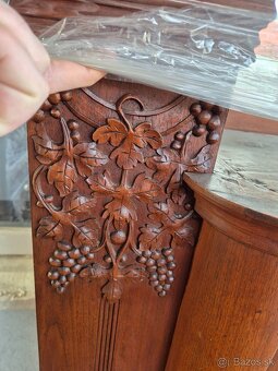 Starožitnost. Vitrína. Motív vinič - 4