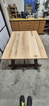 Masívny jedálenský stôl - 4