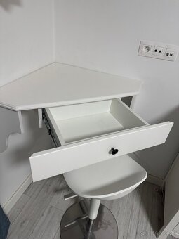 Rohovy toaletny stolik od stolara - 4