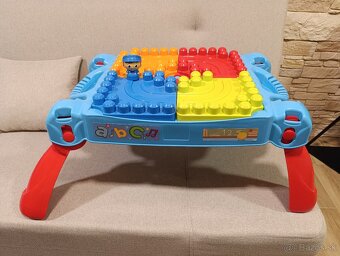 Dětský stolek a kostky Fisher Price Mega Bloks. - 4
