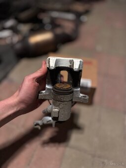 Brzdový strmen zadný-pravý - 4