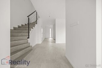 Priestranná novostavba rodinného domu v obci Nová Dedinka na - 4