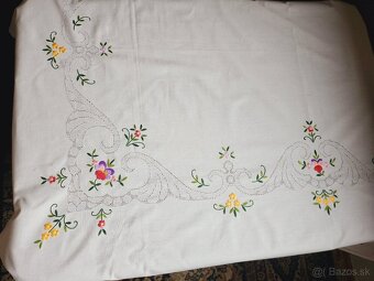 Krásny biely obrus zdobený kvetmi a ažurkou 120x160 - 4