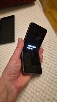 Samsung Galaxy Z Flip5 8 GB/512 GB grafitová - 4