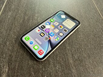Apple iPhone XR 64 GB v bielej farbe White - 4