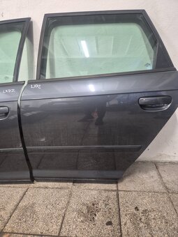 Predám náhradné diely na Audi a3 8p - šoférova strana dvere- - 4