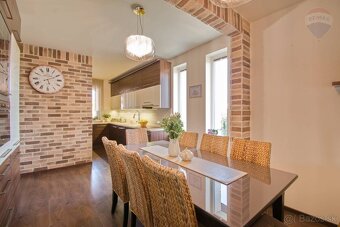 Predaj: 4 izbový rodinný dom, priestranným pozemkom o rozloh - 4