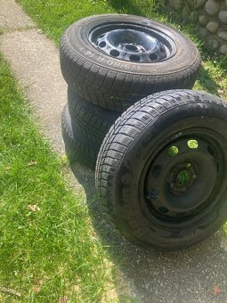 Lacno plechová sada kolies + 4ks NOVE zimné pneu super stav - 4