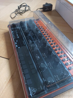Behringer Crave Syntetizátor + Decksaver - 4