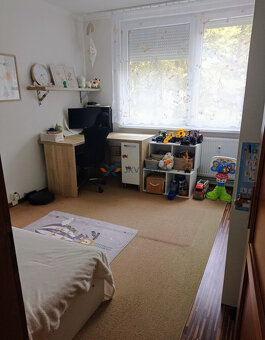 Predaj: Priestranný 3-izbový Byt s Balkónom na Vyhľadávanom  - 4