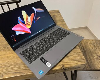 15.6"/Lenovo/4GB RAM DDR5/NvMe SSD 128GB/Intel HD 2GB/ - 4