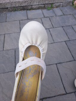 Topánky smotanovej farby so zaujímavým opätkom - 4