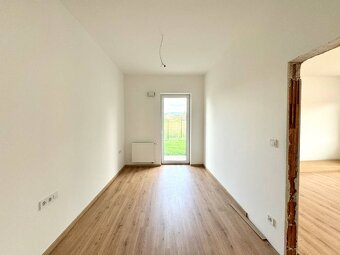 NA PREDAJ: 2 - IZBOVÝ APARTMÁN S PREDZÁHRADKOU, STUPAVA, - 4