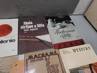knihy o vyšívaní, výšivkách, ručné práce, kroj - 4