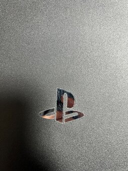 PS4 PRO 1TB + 2x joystick + hra Mafia - 4