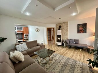 Moderný rodinný dom v tichej ulici s nádherným pozemkom - 4