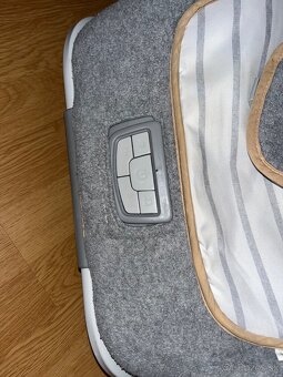 Detské lehátko Ingenuity™ Rocking Seat Bella Teddy (sivé) - 4