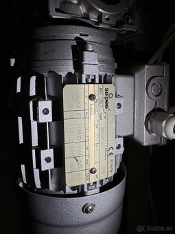 Automatický etiketovací stroj s dopravníkom - 4