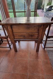 Starožitný stôl+2 ks stoličky,vankúše 4ks,podstavce,stolíky - 4