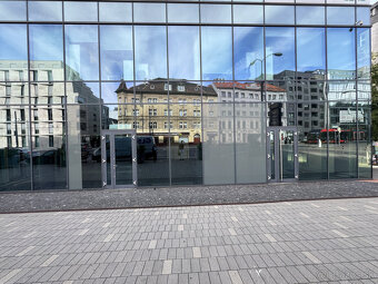 Prenájom rožného prízemného obchodného priestoru 241 m2 na p - 4